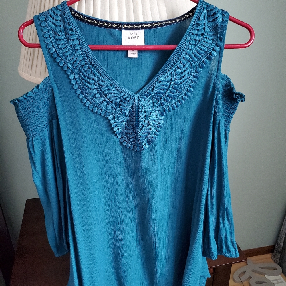 Knox Rose cold shoulder top
